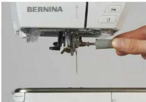 BERNINA 790 PLUS Crystal Edition - Changer l'aiguille - 1