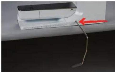 BERNINA 790 PLUS Crystal Edition - Fixer le levier de genou - 2