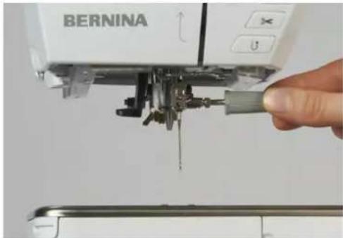 BERNINA 790 PLUS Crystal Edition - Monter l'aiguille de broderie - 2