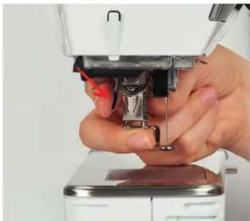 BERNINA 500 - Monter le pied pour broderie - 2