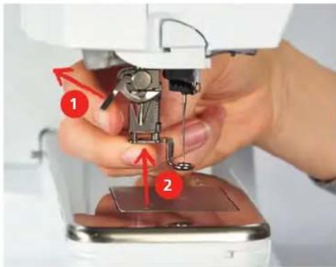 BERNINA 700 E - Monter le pied pour broderie - 1