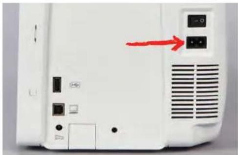 BERNINA 700 E - Connector la pédale (accessoire en option) - 3