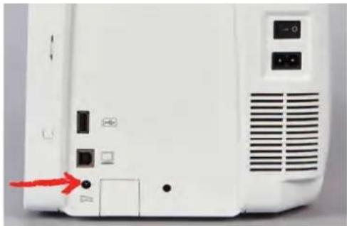 BERNINA 700 E - Connector la pédale (accessoire en option) - 2