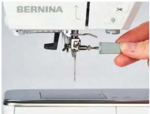 BERNINA 700 E - Monter l'aiguille de broderie - 2