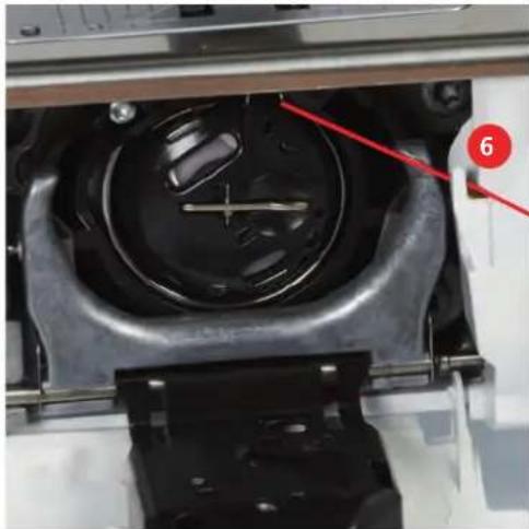 BERNINA 700 E - Enfiler le fil de canette - 6