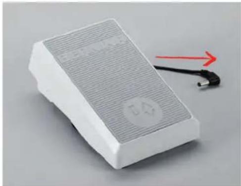 BERNINA 700 E - Connector la pédale (accessoire en option) - 1
