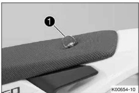 HUSQVARNA TC 50 (2021) - Retirer la selle - 1