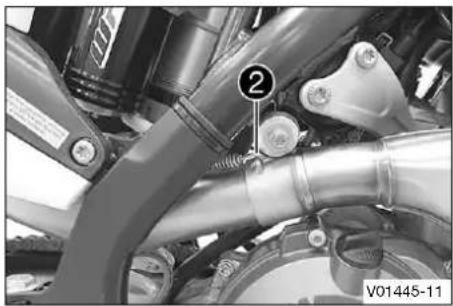 HUSQVARNA FS 450 (2021) - Monter le silencieux arrriere - 2