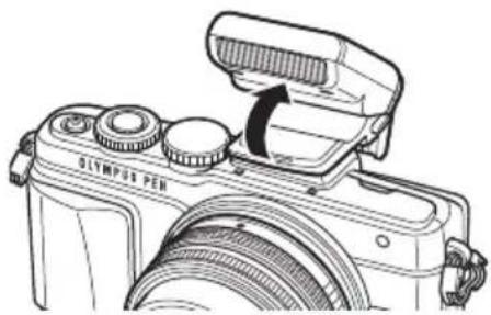OLYMPUS PTEP13 - Fixer le flash à l'appareil photo et soulever la partie émettant de la lumière - 1