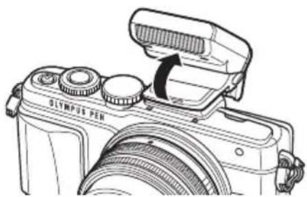 OLYMPUS PTEP13 - Befestigen Sie den Blitz an der Kamera und klappen Sie die Blitzröhre nach oben - 1