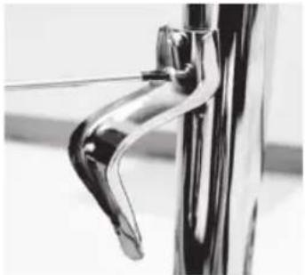 Sanitaire SC6010D - COMMENT EFFECTUER L'ASSEMBLAGE DU MANCHE ET RETIRER LA MACHINE À PLANCHERS DE LA BOITE - 8