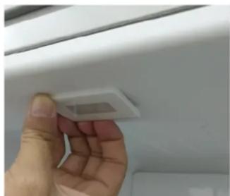 SIEMENS KF96RSBEA - Remove a lampada LED superior do compartmento de refrigeracao - 1