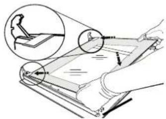 INDESIT IS5E4KHWMEA - CLICK TO CLEAN-CLEANING THE GLASS - 2