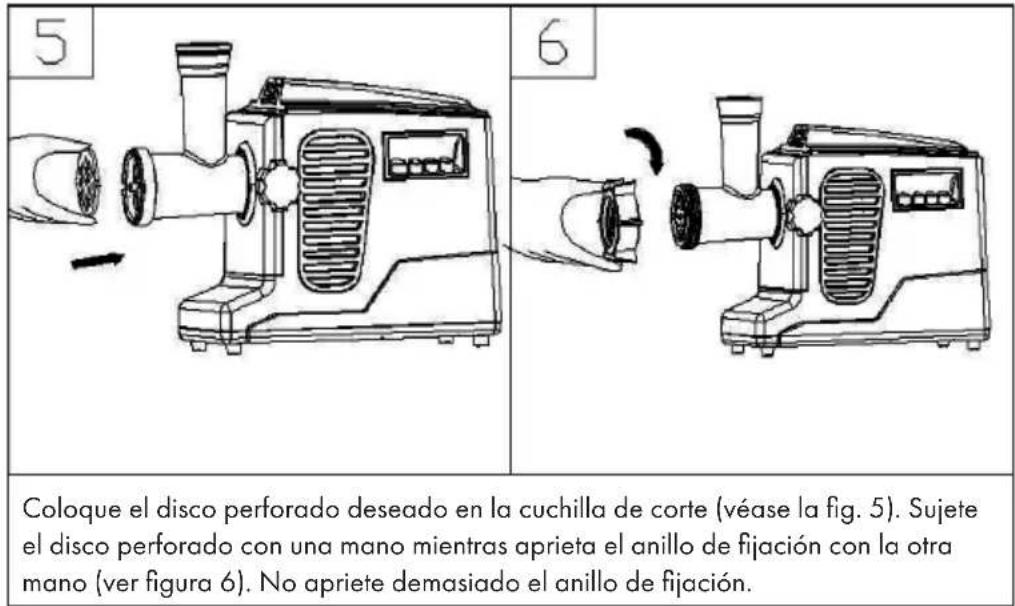 5 Coloque el disco perforado deseado en la cuchilla de corte (véase la fig. 5). Sujete el disco perforado con una mano mientras aprieta el anillo de fijación con la otra mano (ver figura 6). No apriete demasiado el anillo de fijación.
