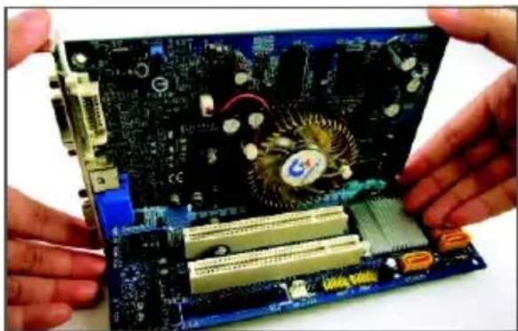 GIGABYTE GA73VMS2 - 1-5 安装介面卡 - 3