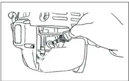 MAKITA EBH341R - Ponto 1 em rebastecimento de oleo "medidor de oleo" - 4