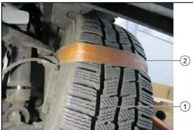 Kärcher MC 250 STAGE V - Colocar a cinta de fixação padrão na roda dianteira - 1