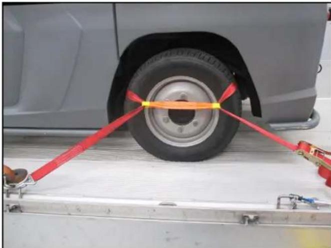 Kärcher MC 250 STAGE V - Lashing the vehicle down - 1