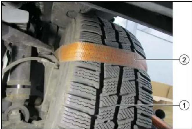 Kärcher MC 250 STAGE V - Laying the standard safety belt on the front wheel - 1