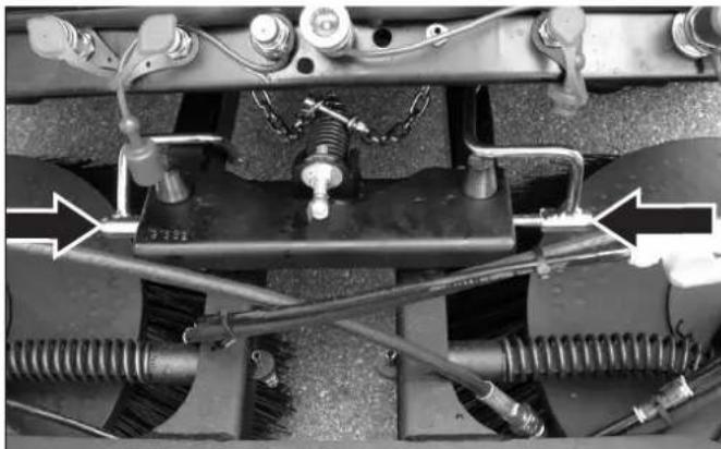 Kärcher MC 50 Advanced Comfort - Removing the sweeping system - 4