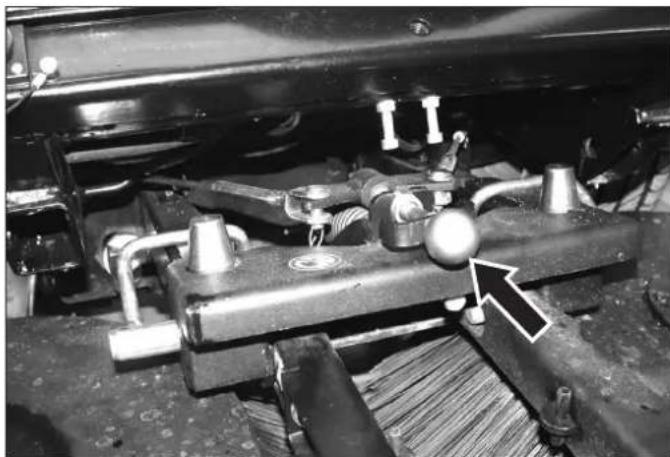 Kärcher MC 50 Advanced Comfort - Kehrwerk abnehmen (bei Kehrmaschine) - 2