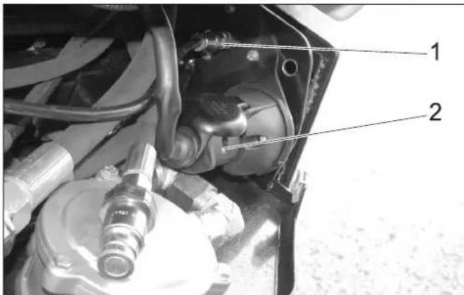 Kärcher MC 50 Advanced Comfort - Disconnecting water couplings and electrical plug connections - 1