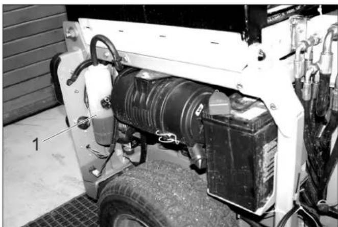 Kärcher MC 50 Advanced Comfort - Vérifier le niveau de liquide de refroidissement - 1