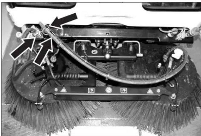 Kärcher MC 50 Advanced Comfort - Kehrwerk abnehmen (bei Kehrmaschine) - 1