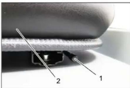 Kärcher KM 120250 R D Classic - Adjusting driver's seat - 1