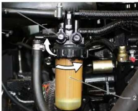 Kärcher KM 130300 R D Classic - Replace the fuel filter - 2
