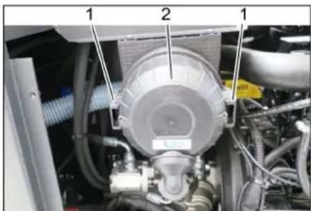 Kärcher KM 130300 R D Classic - Vérification et échange du filtre à air - 1