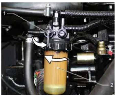 Kärcher KM 130300 R D Classic - Replace the fuel filter - 1
