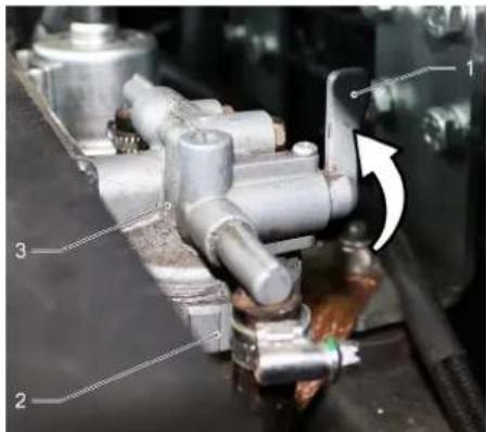 Kärcher KM 150500 R D Classic - Draining the condensation water from the diesel water separator - 1