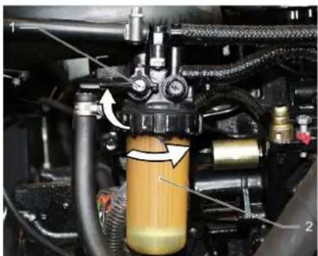 Kärcher KM 150500 R D Classic - Replace the fuel filter - 2