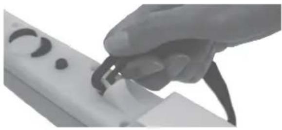 ROLAND Aerophone mini - Étape 1 Fixation de la lanière de cou - 1