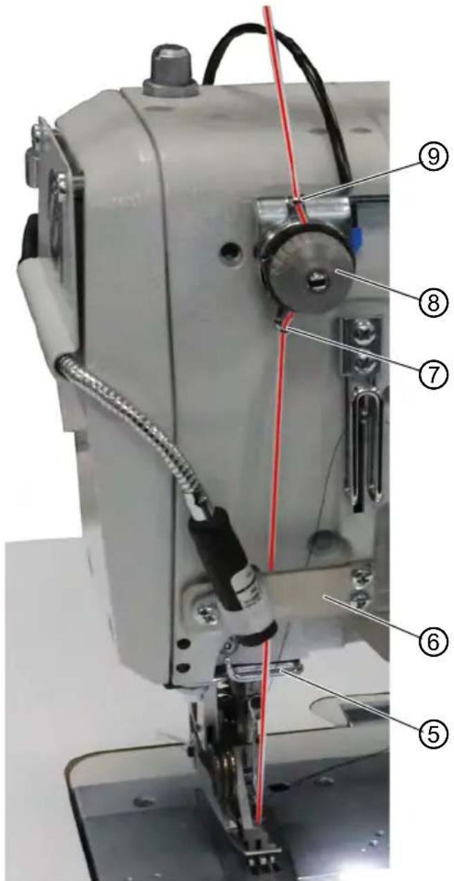 Dürkopp Adler 5501233 - Enfiler la bande de liséré par le haut - 3