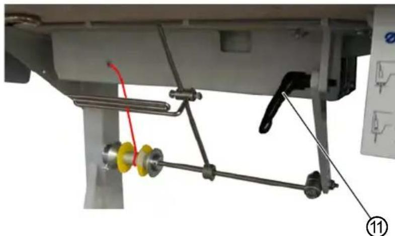 Dürkopp Adler 5501233 - Enfiler la bande de liséré par le bas - 5