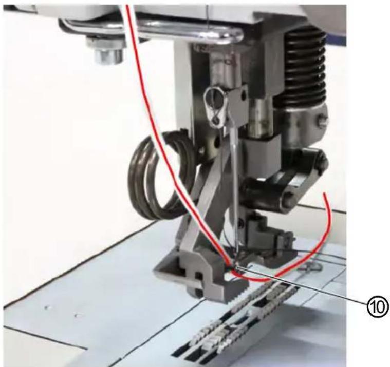 Dürkopp Adler 5501233 - Enfiler la bande de liséré par le haut - 5