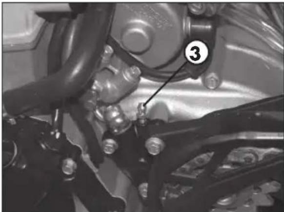 Beta RR 4T 350 (2012) - CONTROLE DU NIVEAU DE L'HUILE DE L'EMBRAYAGE HYDRAULIQUE - 2