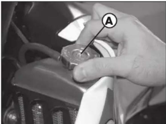 Beta RR 2T 250 (2015) - CHECKING THE FLOAT LEVEL - 3