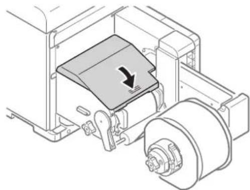 OKI Pro1050 - 合上退绕装置机盖。 - 1