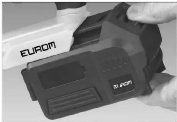 Eurom Weedcleaner - Removing the battery from the weed cleaner - 1