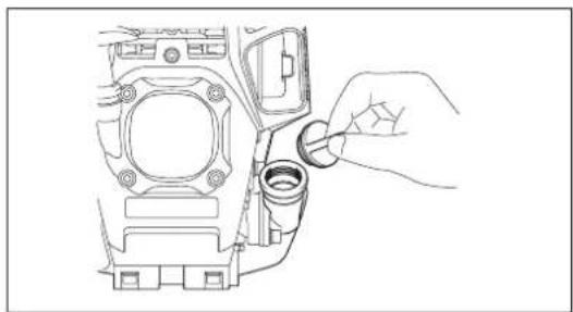 DOLMAR MS248.4C - Punto 1 della sostituzione dell'olio: "Indicatore del livello dell'olio" - 3
