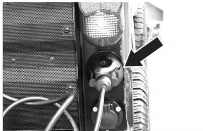Kärcher MIC 26C Advanced Comfort - Connecting the tail lights - 1