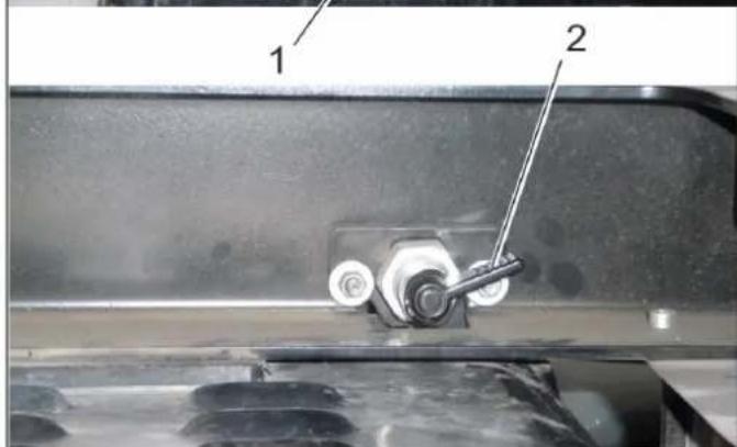 Kärcher MIC 26C Advanced Comfort - Securing the chassis mounted spreader - 2