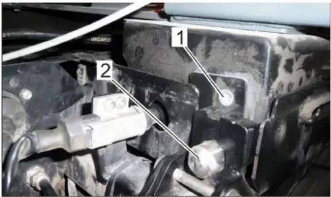 Kärcher MIC 26C Advanced Comfort - Securing the chassis mounted spreader - 3