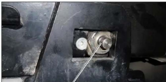 Kärcher MIC 26C Advanced Comfort - Securing the chassis mounted spreader - 1