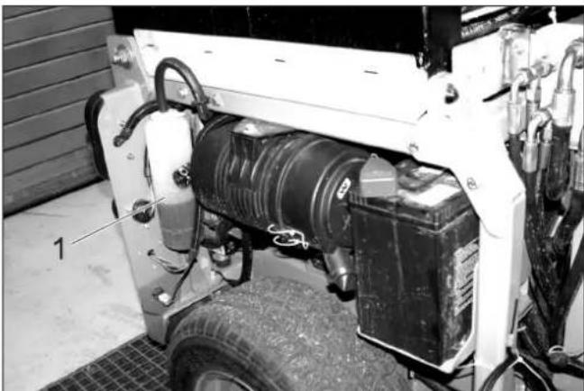 Kärcher MIC 26C Advanced Comfort - Check coolant level - 1