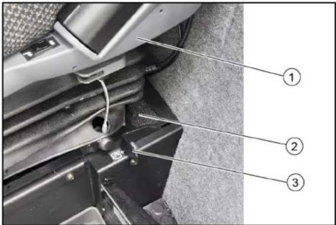 Kärcher MIC 70 - Trocar o filtro de pó por trás do banco do condutor - 1