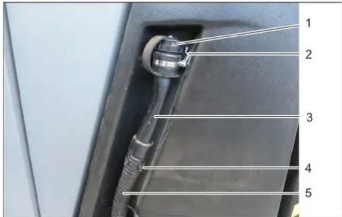 Kärcher B 300 R I D - Vaciado del depósito de agua limpia - 1
